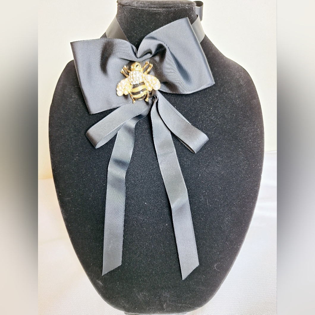 Nwt Ashley Stewart Brand The Queen Bee Brooch Collar Necklace
